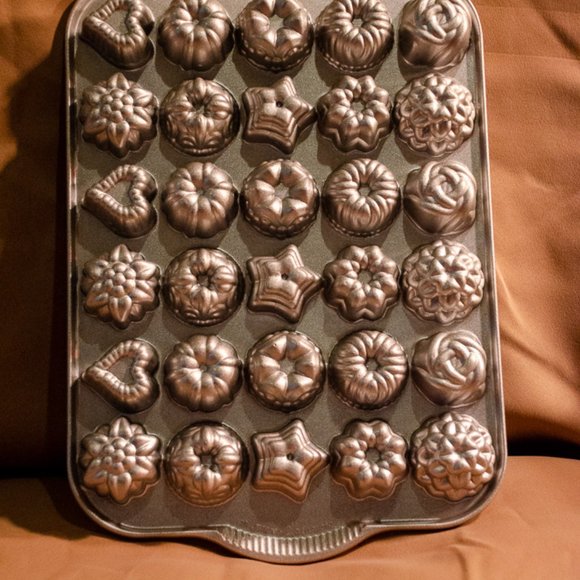 Nordic Ware Mini Tea Cake Pan - Picture 2 of 4